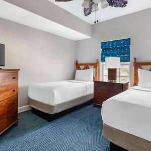 2 Bedroom 1 King 2 Twins Suite Accessible Tub